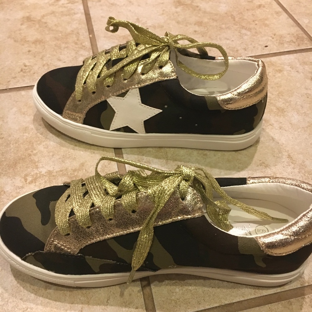 Camo Lace-up Sneakers - Picture 4 of 6